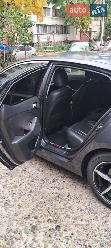 Седан Kia K5 2011 в Одессе