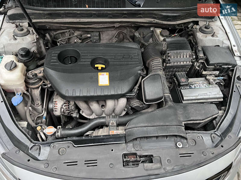 Седан Kia K5 2015 в Самборі
