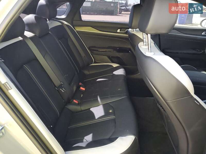 Седан Kia K5 2024 в Львове