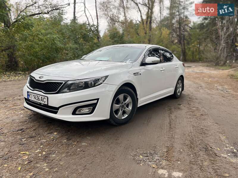 Седан Kia K5 2015 в Бучі