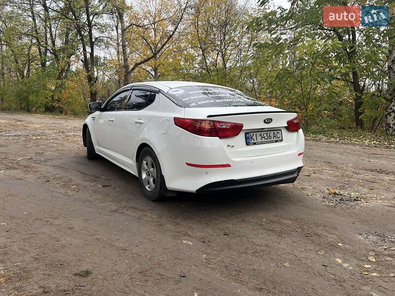 Седан Kia K5 2015 в Бучі