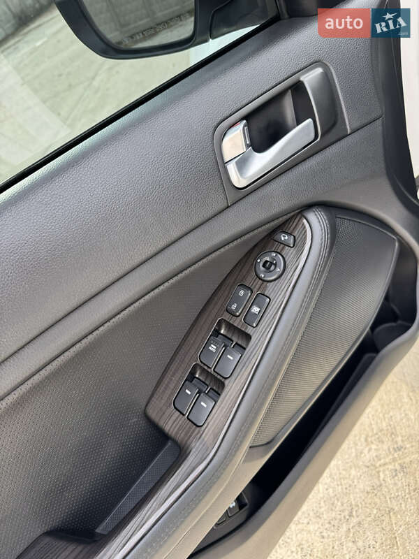 Седан Kia K5 2014 в Одессе