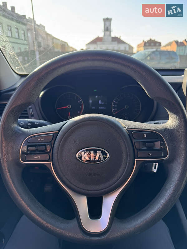 Седан Kia K5 2017 в Львові