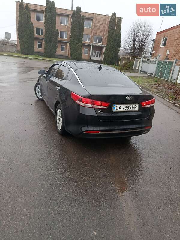 Седан Kia K5 2016 в Умані