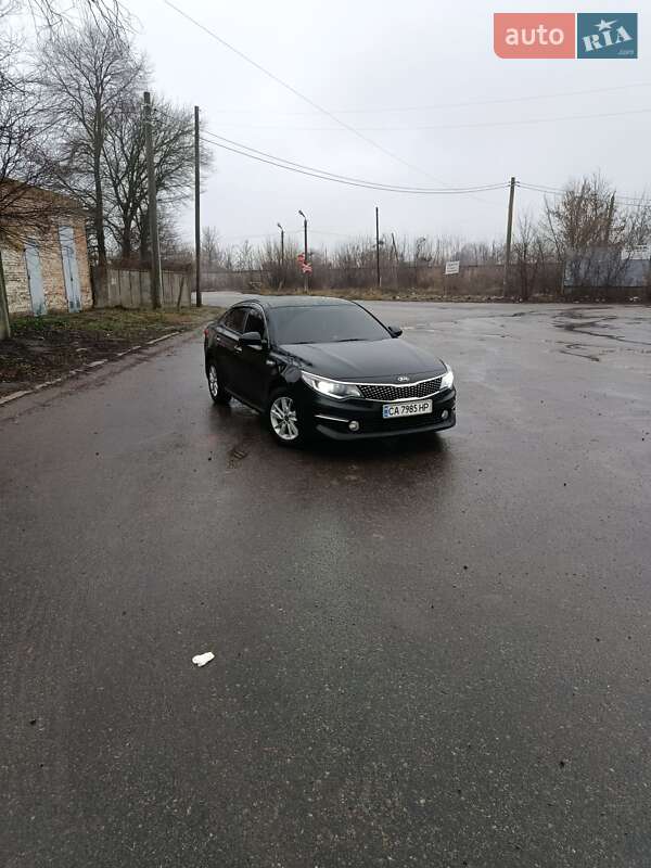 Седан Kia K5 2016 в Умані