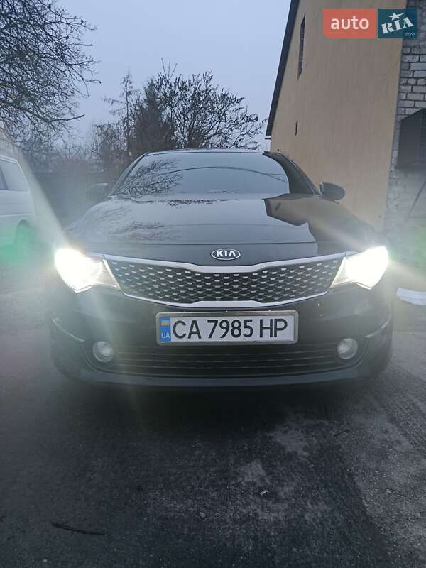 Седан Kia K5 2016 в Умані