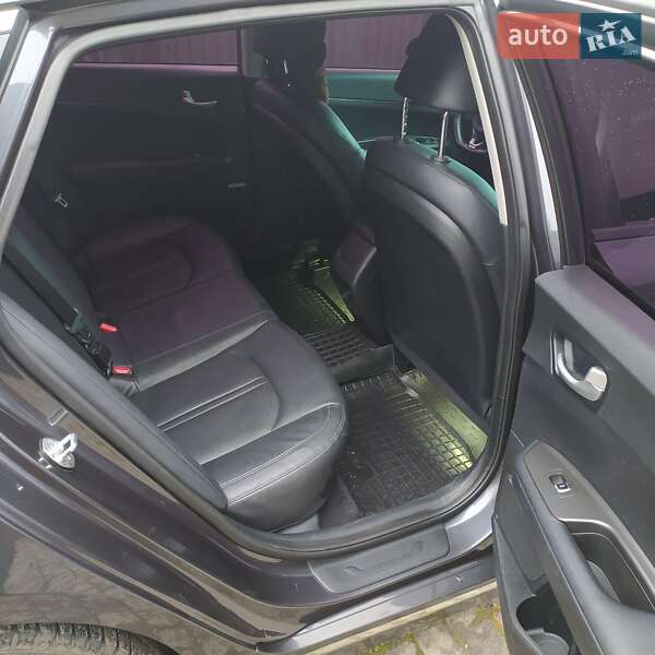 Седан Kia K5 2015 в Лановцах