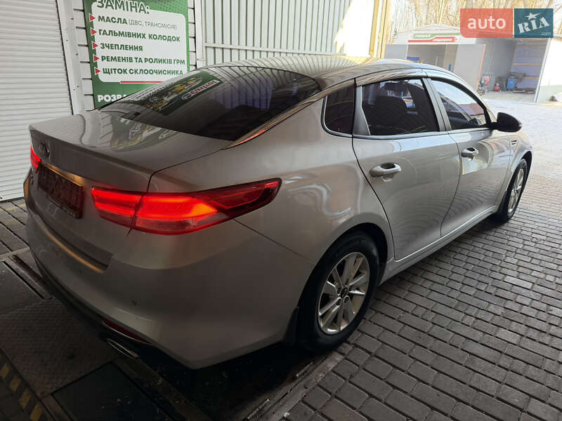 Седан Kia K5 2016 в Одессе