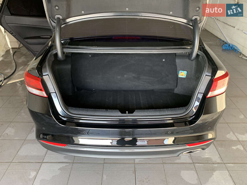 Седан Kia K5 2015 в Запоріжжі