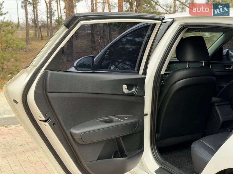 Седан Kia K5 2017 в Киеве