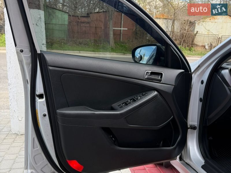 Седан Kia K5 2011 в Запоріжжі