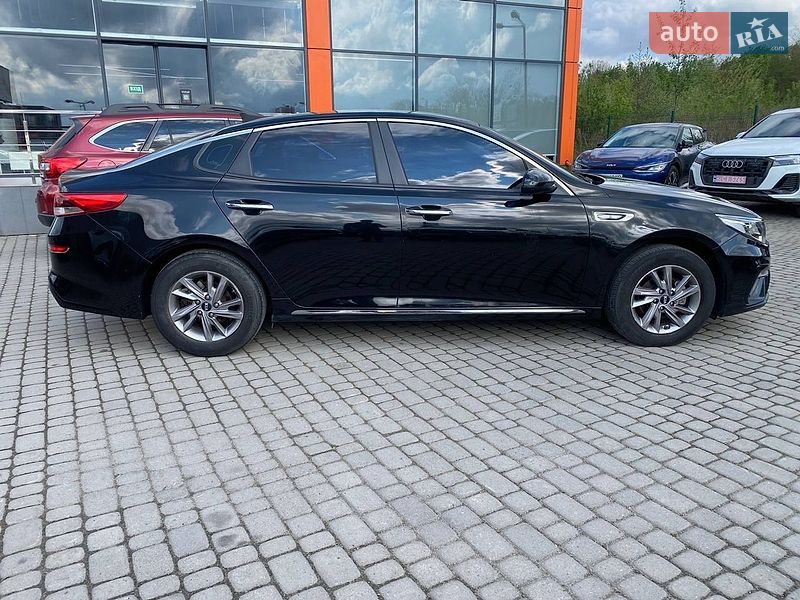 Седан Kia K5 2018 в Львове