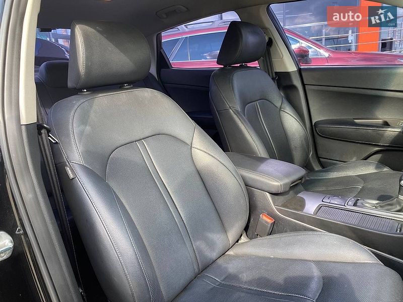 Седан Kia K5 2018 в Львове