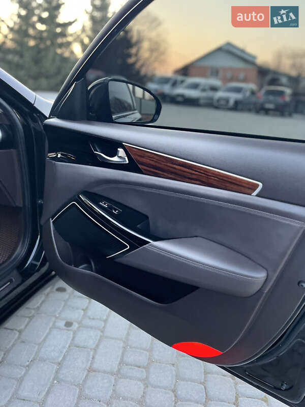 Седан Kia K7 2016 в Гусятині