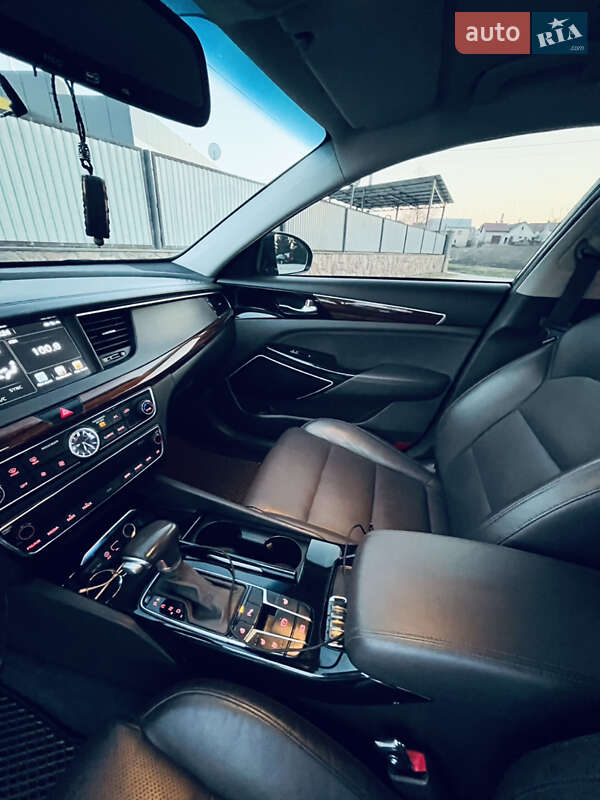 Седан Kia K7 2016 в Гусятині