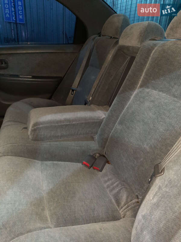 Седан Kia Magentis 2004 в Ромнах