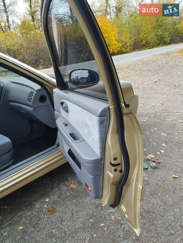 Седан Kia Magentis 2003 в Звенигородці