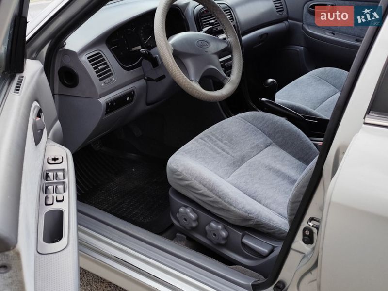 Седан Kia Magentis 2004 в Черноморске