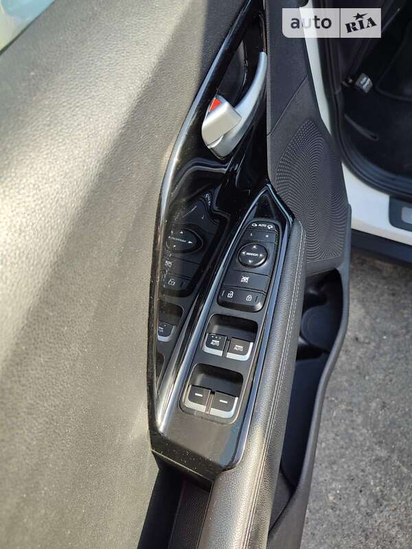 Внедорожник / Кроссовер Kia Niro 2016 в Киеве