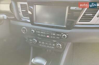 Позашляховик / Кросовер Kia Niro 2017 в 