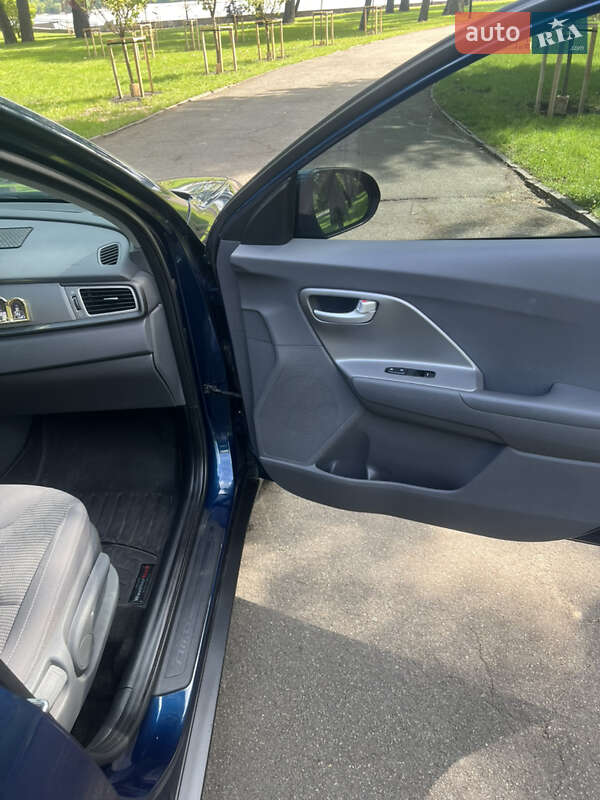 Внедорожник / Кроссовер Kia Niro 2017 в Киеве