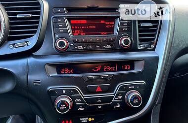 Седан Kia Optima 2012 в 
