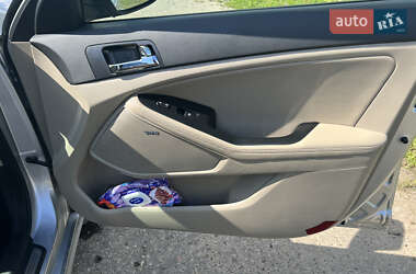 Седан Kia Optima 2011 в 