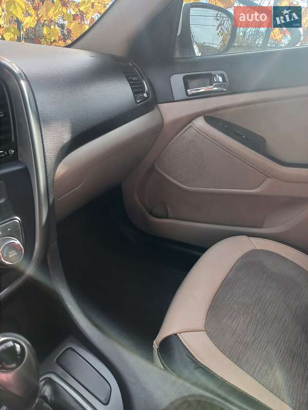 Седан Kia Optima 2013 в Мукачево