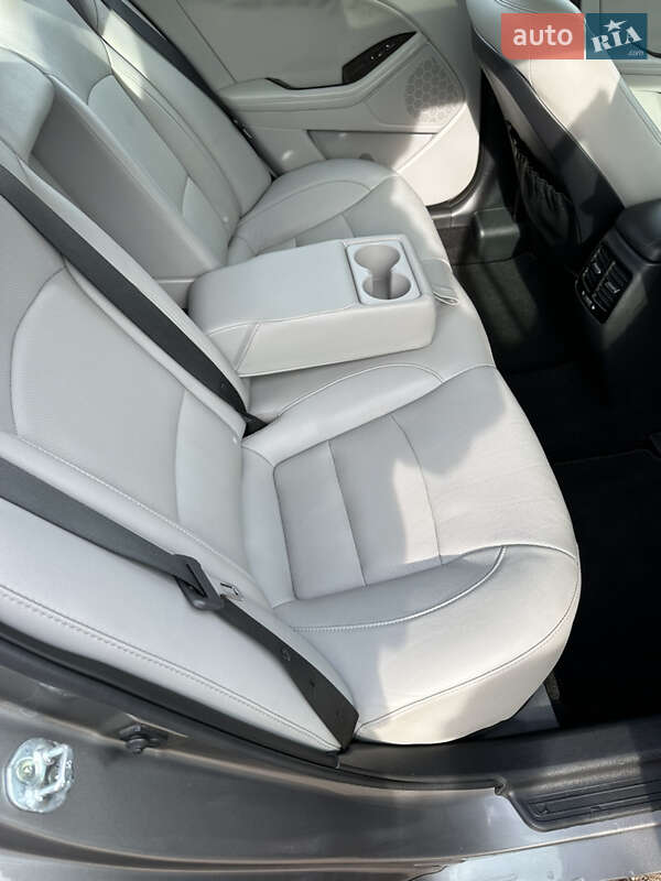 Седан Kia Optima 2014 в Рахове