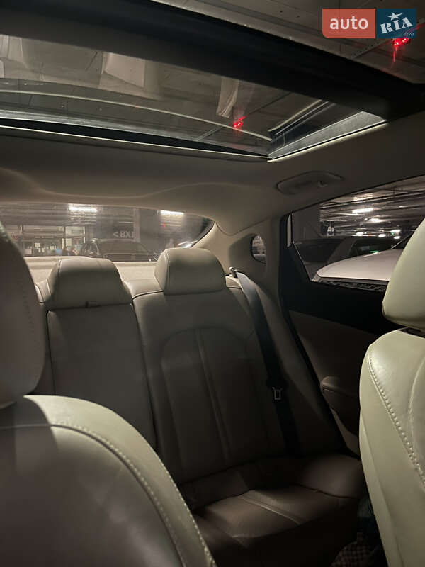Седан Kia Optima 2016 в Киеве
