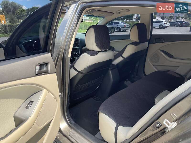 Седан Kia Optima 2012 в Умани