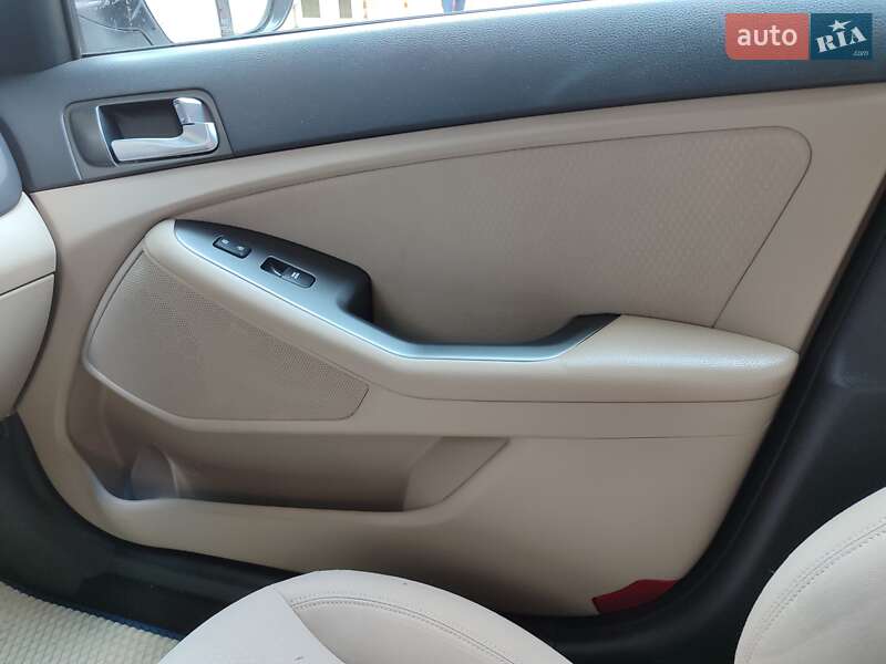 Седан Kia Optima 2015 в Киеве