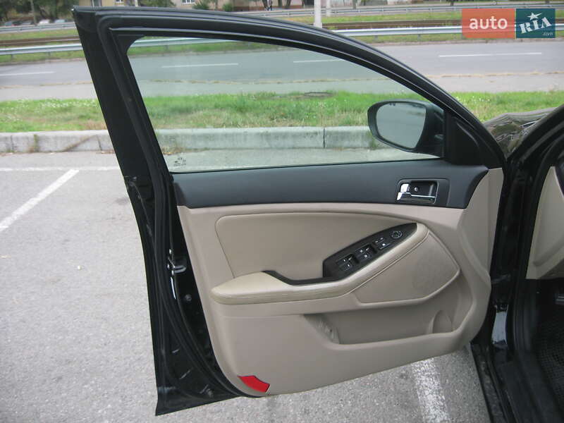 Седан Kia Optima 2011 в Киеве