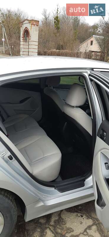 Седан Kia Optima 2015 в Обухове