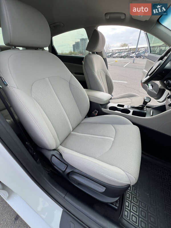 Седан Kia Optima 2016 в Киеве