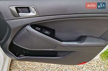 Седан Kia Optima 2015 в 