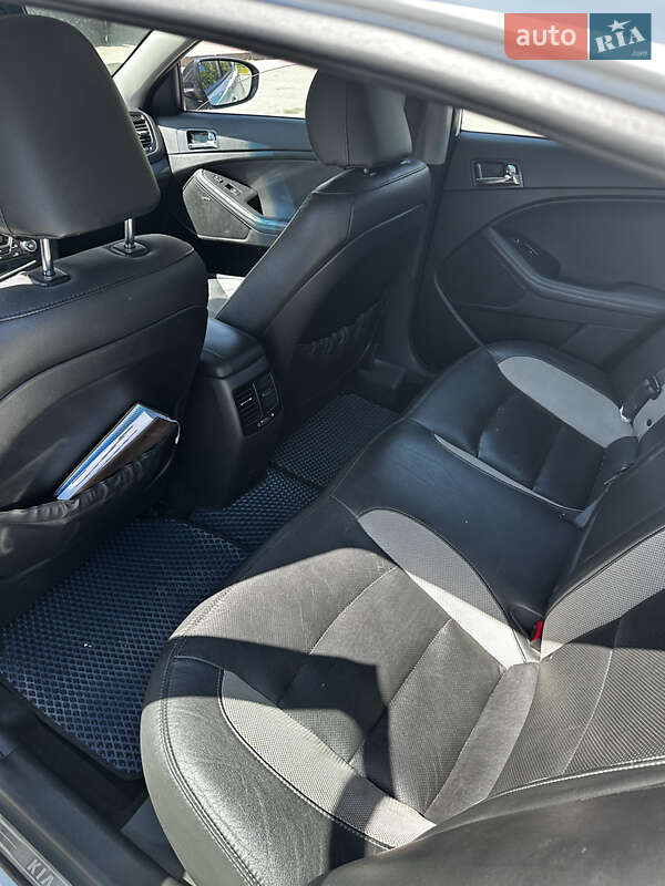 Седан Kia Optima 2011 в Запоріжжі