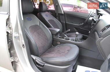 Седан Kia Optima 2012 в 