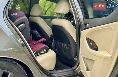 Седан Kia Optima 2013 в 