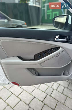 Седан Kia Optima 2013 в 