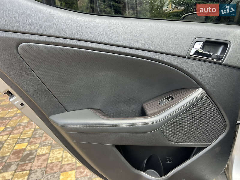Седан Kia Optima 2012 в Дніпрі
