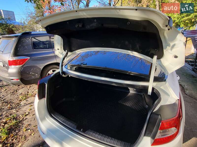 Седан Kia Optima 2011 в Житомире