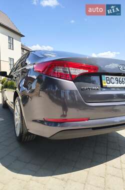 Седан Kia Optima 2011 в 