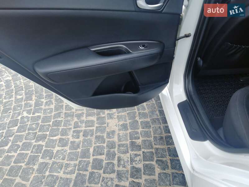 Седан Kia Optima 2016 в Днепре