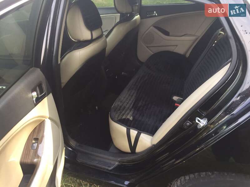 Седан Kia Optima 2012 в Монастырище