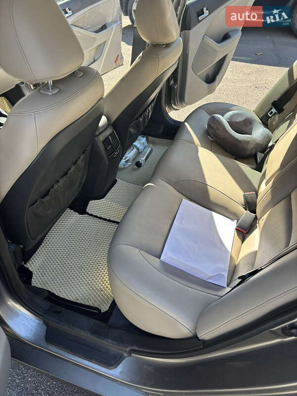 Седан Kia Optima 2014 в Украинке