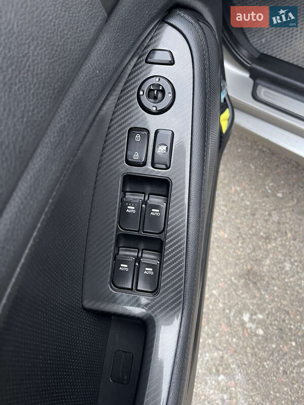 Седан Kia Optima 2011 в Киеве