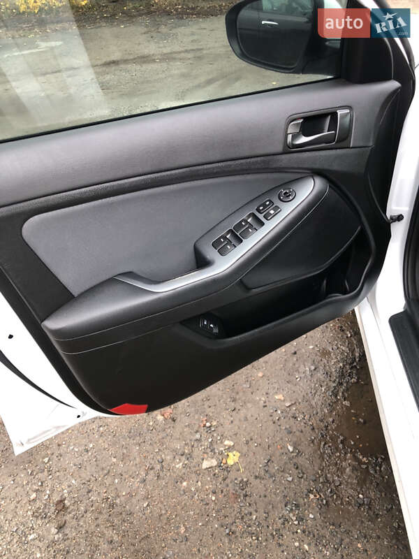Седан Kia Optima 2015 в Полтаве
