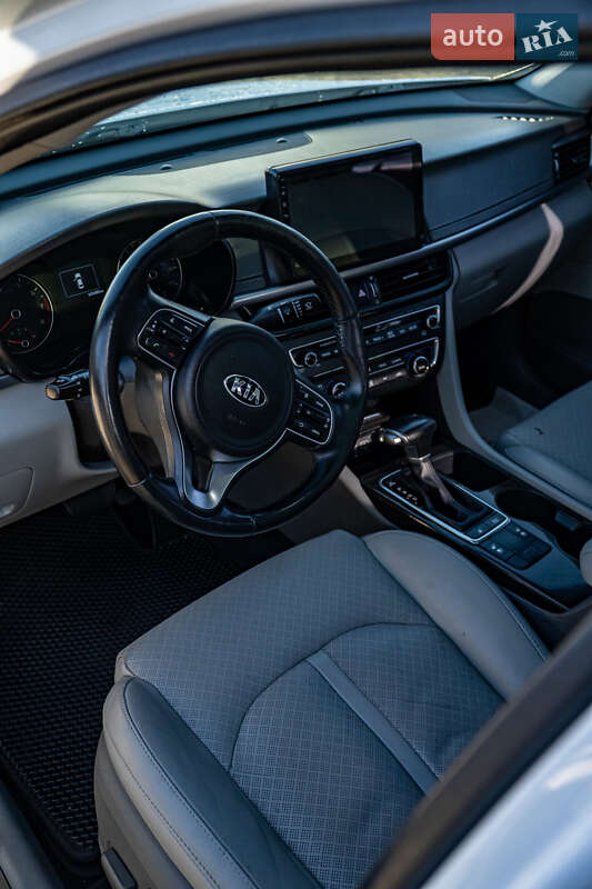 Седан Kia Optima 2016 в Бурштыне