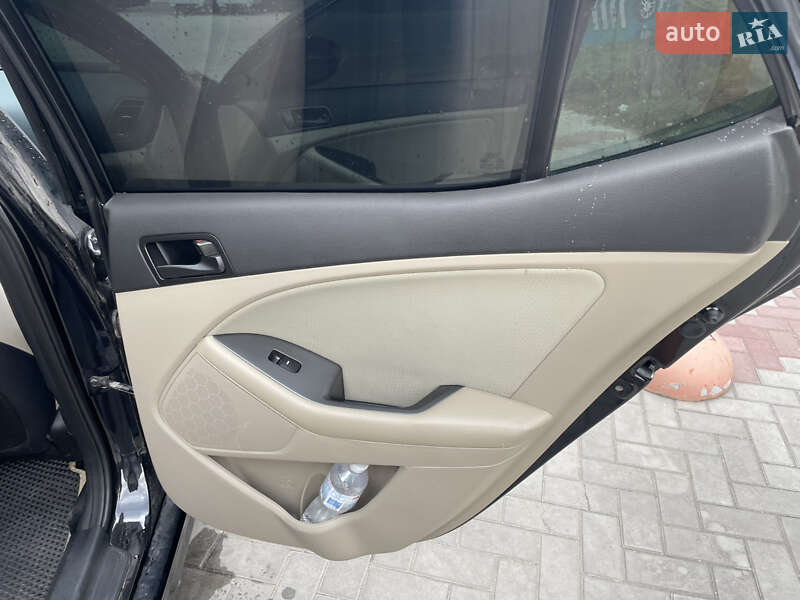 Седан Kia Optima 2013 в Запорожье